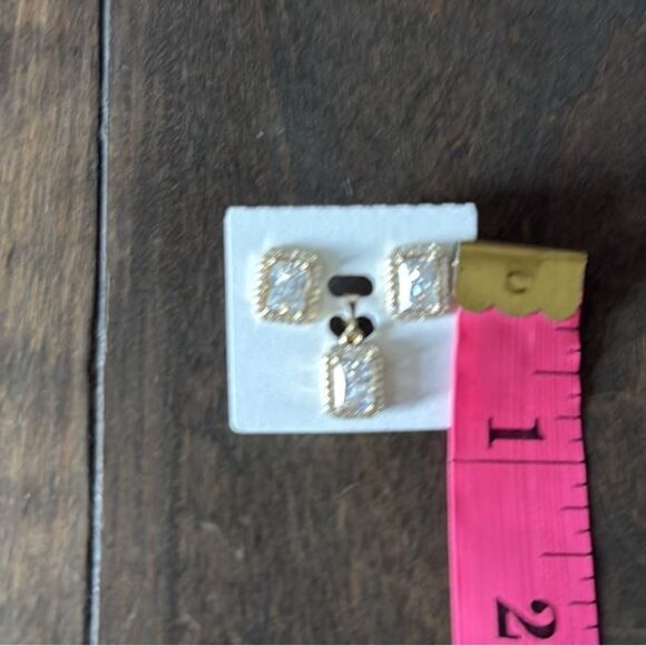 14K Gold Plated Elegant Gold Pendant Necklace and Earring Set - Picture 7 of 8